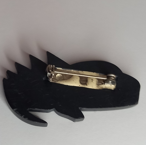 "Wasco " Sea Monster 1966 Signed Patrick McGuire Vintage Carved Argillate Brooch - Picture 2 of 4